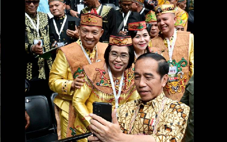 Begini Fakta di Balik Potret Jokowi Selfie dengan Bupati Gunung Mas