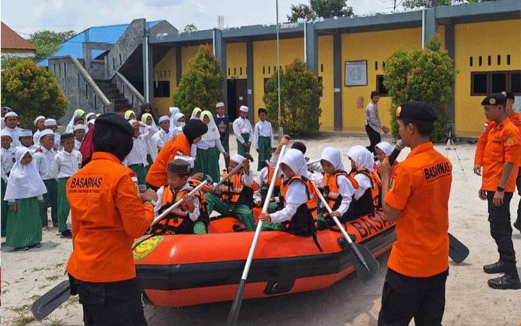 Anggota Basarnas Kota Palangka Raya saat melakukan mini games bersama peserta didik SDI ATS Tsiqoh (Foto : Pathur)