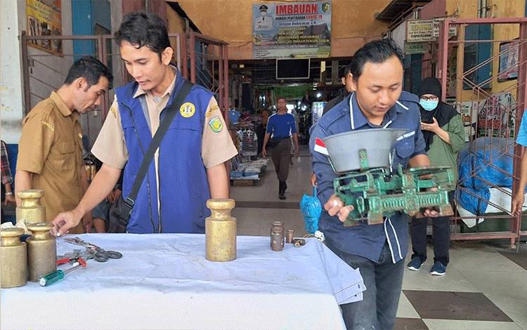 Diperindag Palangka Raya Tera Ulang Timbangan Pedagang Pasar Kahayan