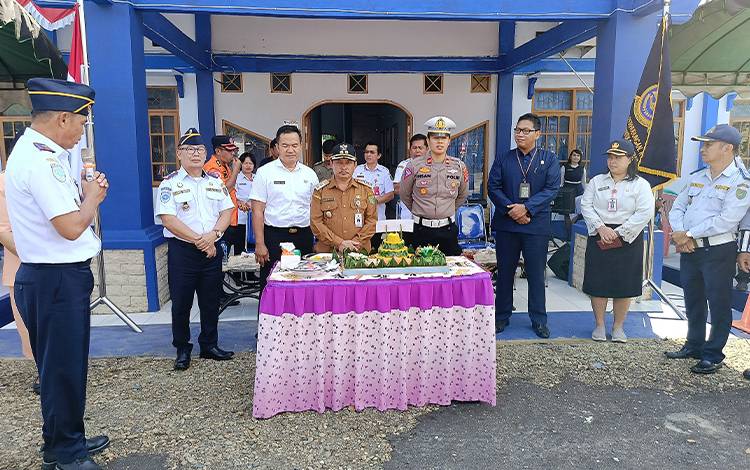 Pemotongan tumpeng Peringatan Harhubnas ke-53 di Halaman Kantor Dinas Perhitungan Barito Timur, Rabu, 20 September 2023. (FOTO: BOLE MALO)
