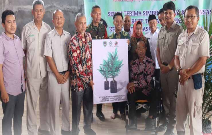 Bupati Seruyan Serahkan Bibit Sawit dan Bantuan Rumah Ibadah
