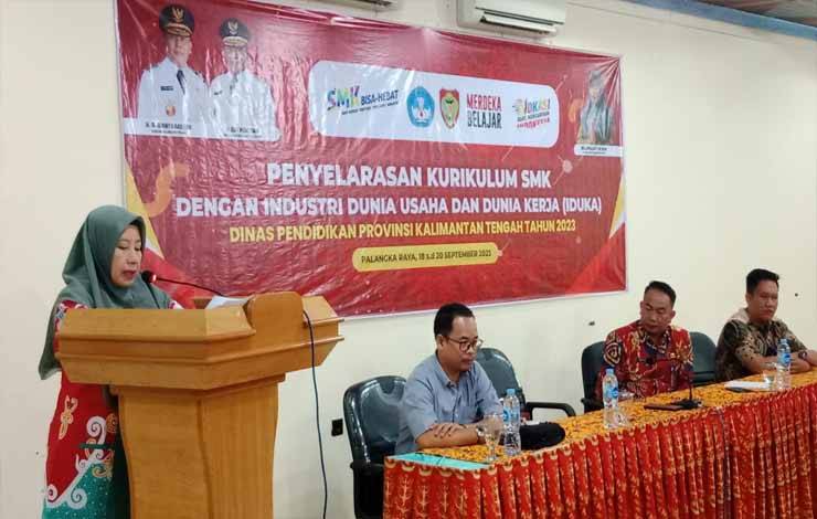 Plt. Kepala Dinas Pendidikan Provinsi Kalteng Eka Aprilianty di Hotel Batu Suli Internasional, Palangka Raya. (FOTO:BARDIE)