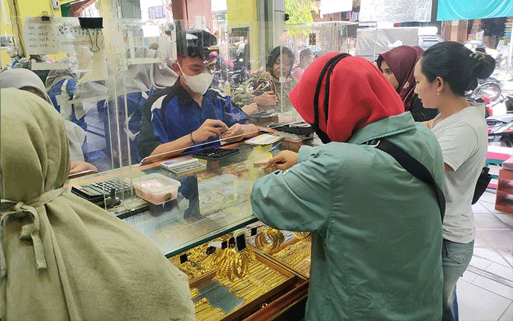 Karyawan Toko Emas Mitra saat melakukan transaksi jual beli emas di pasar PPM Sampit. (FOTO: BUDDI)