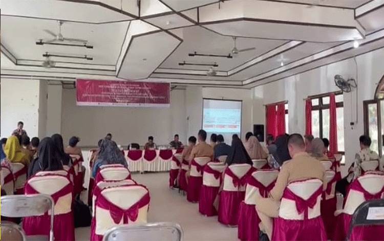 DPMPTSP Seruyan saat menggelar pertemuan untuk memberikan sosialisasi terkait perizinan berusaha melalui sistem Online Single Submission (OSS) RBA (Foto : Ist)