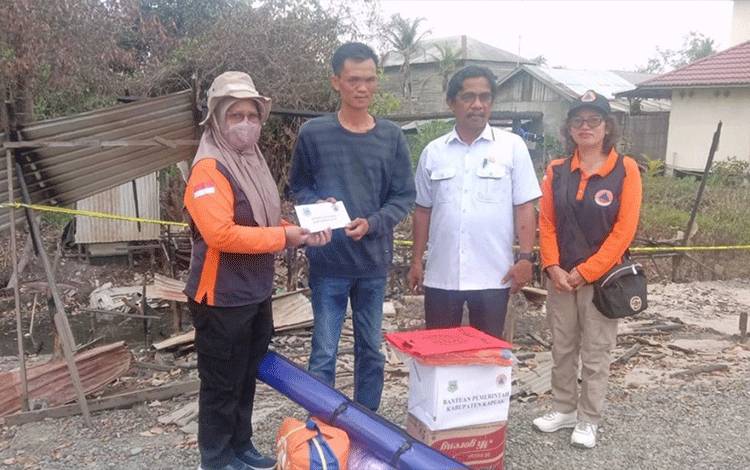 Warga Terdampak Kebakaran Rumah di Jalan Lintas Catur Terima Bantuan