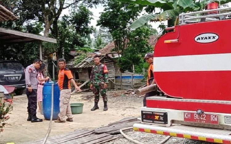 Polres Lamandau?Bantu Air Bersih Warga Terdampak Kekeringan