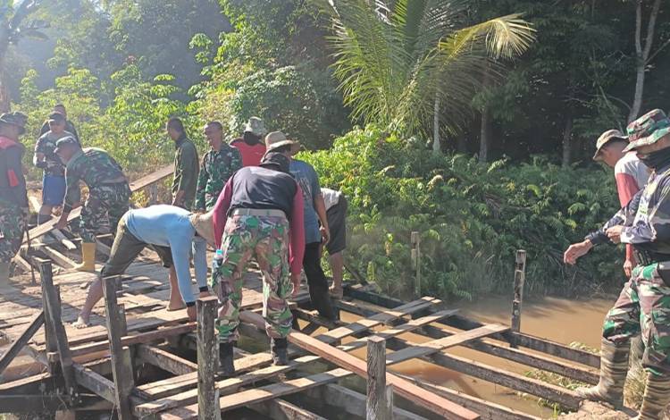 Kegiatan perbaikan jembatan di Desa Sidorejo dalam program TMMD ke-118. (FOTO: IST)