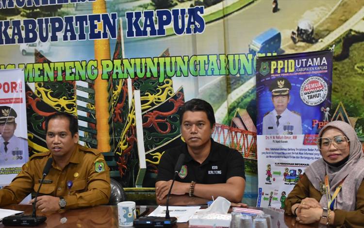 Pengurus KIM PTB Rotan Kapuas bersama jajaran Dinas Kominfo Kapuas saat ikuti zoom meeting dalam rangka pelaksanaan kompetisi KIM. (FOTO: IST)