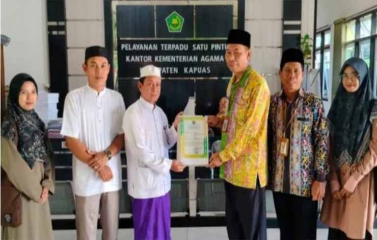 Kepala Kemenag Kapuas Serahkan Izin Operasional PK PPS Ula Berkat Ikhlas