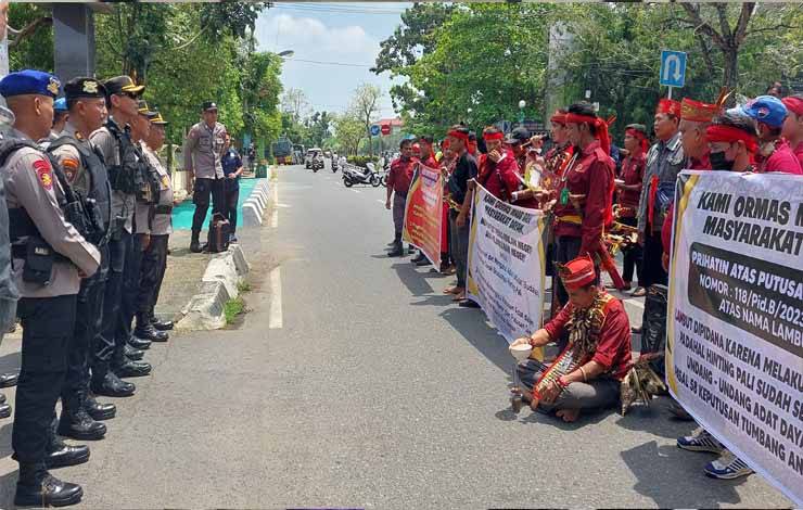 MABB Lakukan Aksi Damai di Depan Kantor Pengadilan Negeri Kuala Kapuas?