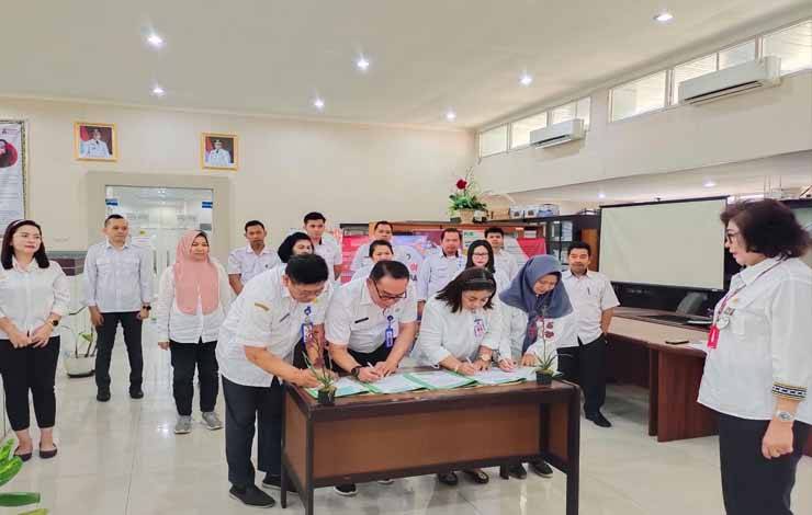Penandatanganan Pakta Integritas oleh Seluruh Pejabat Administrator dan Pengawas Biro Organisasi. (FOTO:DAYAH)