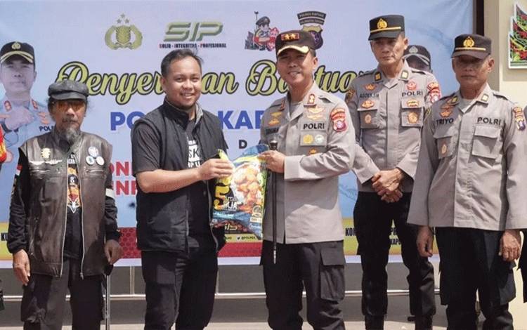 Polres Kapuas Serahkan Bantuan Kepada Pondok Mitra Gerakan Infaq Beras?