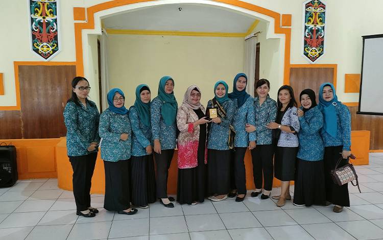 Bunda Paud Kecamatan Pahandut Berbagi dengan DPRD Kabupaten Batola