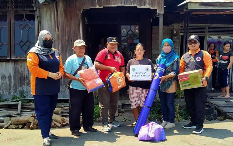 Personel BPBD Kapuas saat menyalurkan bantuan kepada warga terdampak angin puting beliung, Jumat, 22 September 2023. (FOTO: IST)