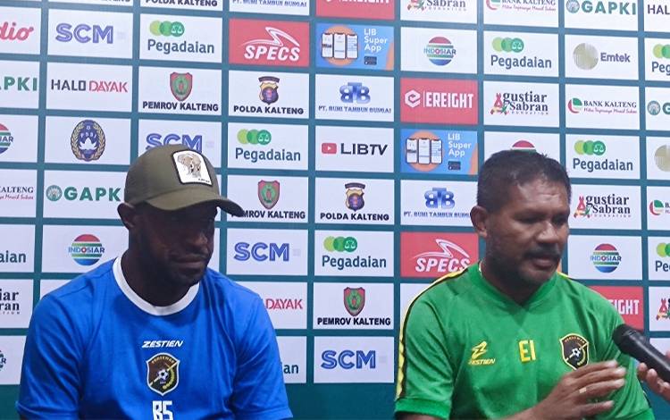 Pelatih Persatuan Sepak Bola Waropen (Persewar), Eduard Ivakdalam (kanan) saat bersama pemainnya Boaz Solossa (kiri) saat konferensi pers pra laga di Stadion Tuah Pahoe, Jumat, 22 September 2023. (FOTO: HERMAWAN)