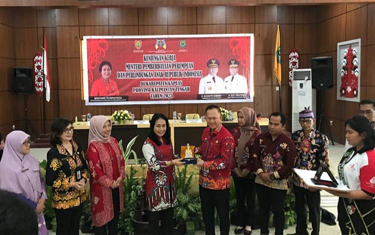Menteri PPPA, Bintang Puspayoga saat menerima cinderamata dari Sekda Kapuas, Septedy, bertempat di Aula Bappelitbangda Kapuas, Jumat, 22 September 2023. (FOTO: DODI)