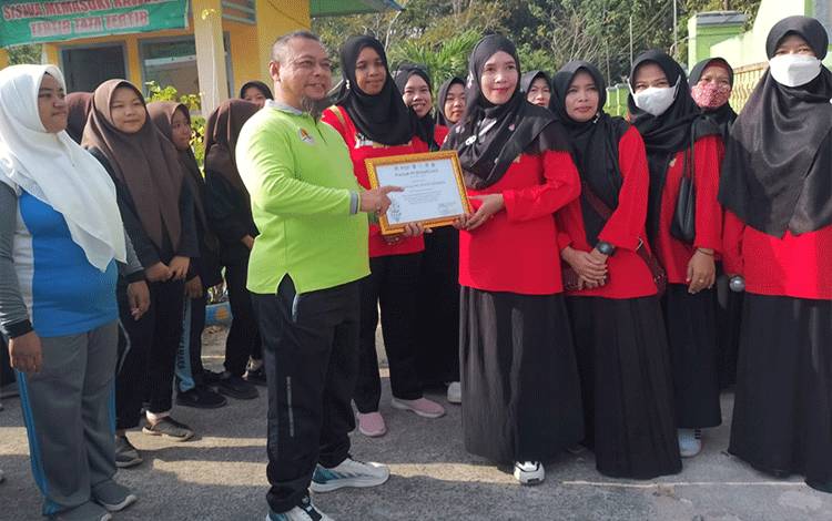 DLH Sukamara Beri Penghargaan MAN 1 Sukamara atas Partisipasi Pelepasan Rusa Sambar