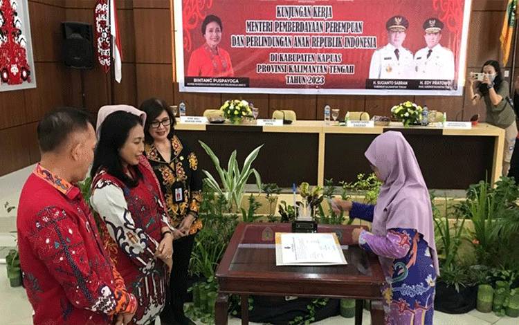 Komitmen Bersama Pencanangan Desa Ramah Perempuan dan Peduli Anak di Kapuas