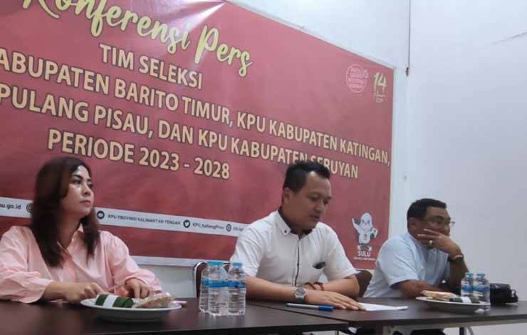 Tim Seleksi (Timsel) calon anggota KPU gelombang ke empat Kalteng saat mengumumkan hasil seleksi empat kabupaten. (FOTO: HERMAWAN)