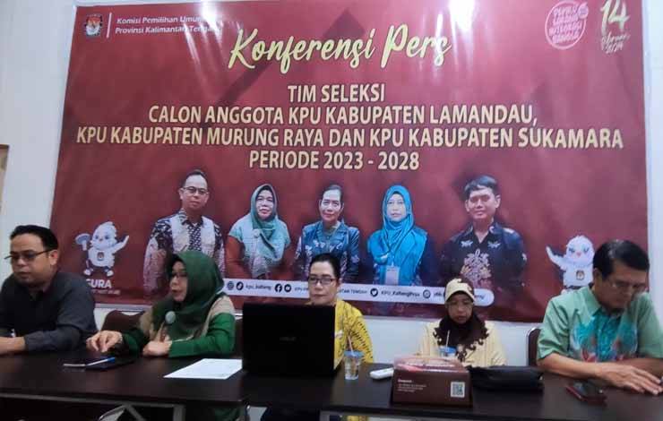 Tim Seleksi (Timsel) calon anggota KPU gelombang ke lima Kalteng saat mengumumkan hasil seleksi. (FOTO: HERMAWAN)