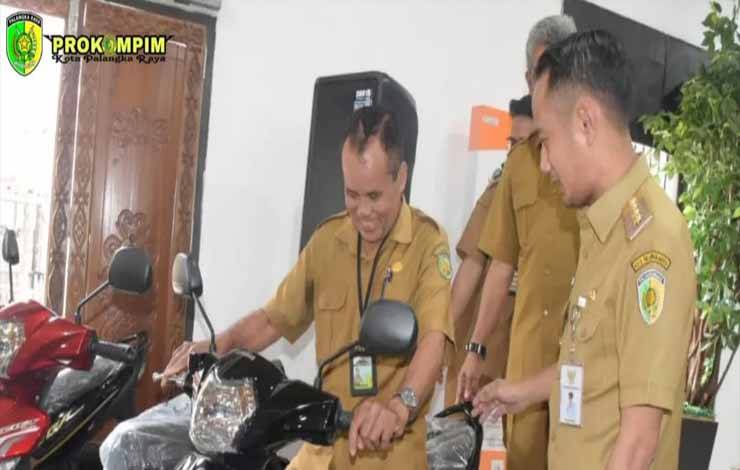 Wali Kota Palangka Raya Fairid Naparin menyerahkan bantuan kendaraan operasional sekolah. (FOTO: HUMAS)