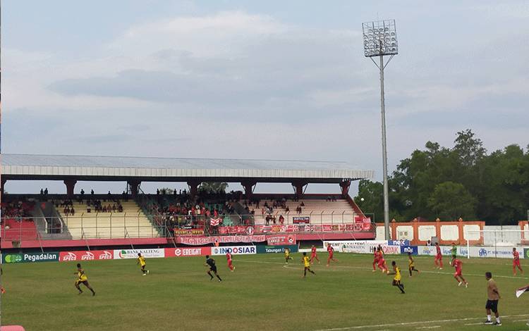 Pertandingan Kalteng Putra VS Persewar Waropen di stadion Tuah Pahoe, Sabtu, 23 September 2023.?(Foto: Apriando)?