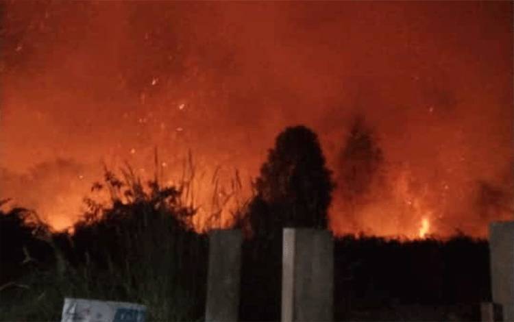 Kebakaran lahan di sekitar Perumahan Graha Pramuka Sampit, Sabtu malam, 23 September 2023.