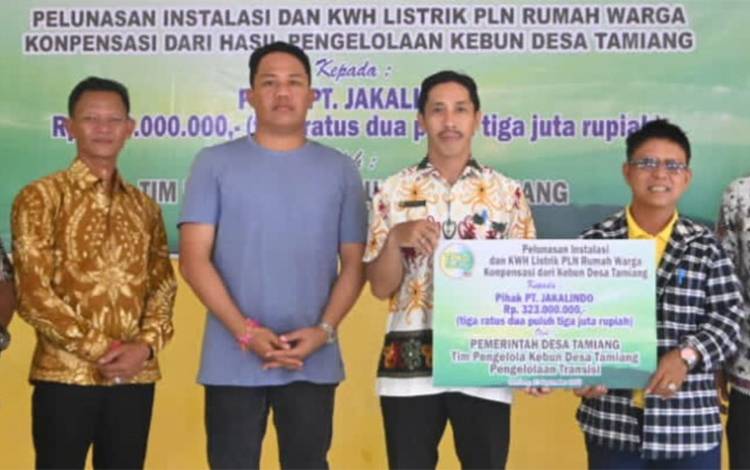 Disaksikan Bupati Lamandau, TPKD Tamiang Serahkan Pelunasan Biaya Pemasangan Listrik Warga