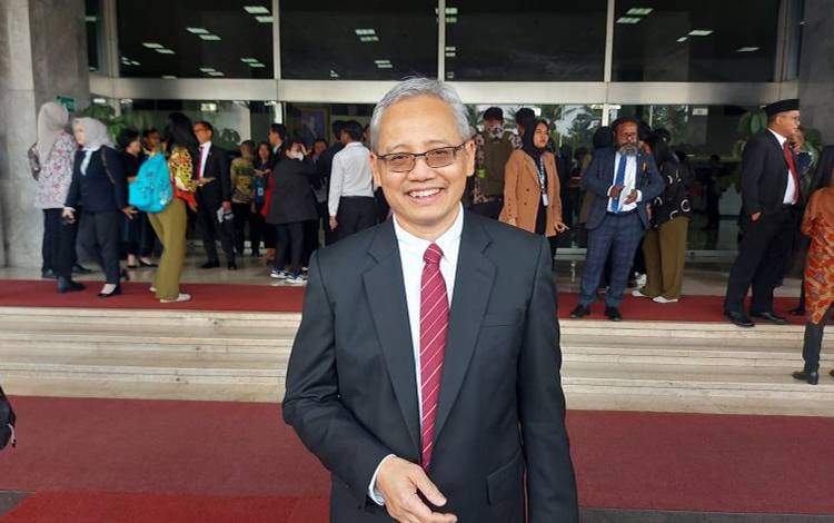 Sekretaris Jenderal Kementerian Kesehatan (Kemenkes) RI Kunta Wibawa Dasanugraha berpose usai menghadiri Pidato Penyampaian RUU APBN TA 2024 dan Nota Keuangan pada Rapat Paripurna DPR RI 2023-2024 di Gedung MPR/DPR/DPD RI Jakarta, Rabu (16/8/2023). (ANTARA/Andi Firdaus)