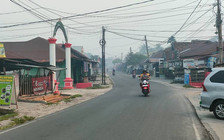 Kabut asap tipis di Jalan Pilau. (FOTO: PATHUR)