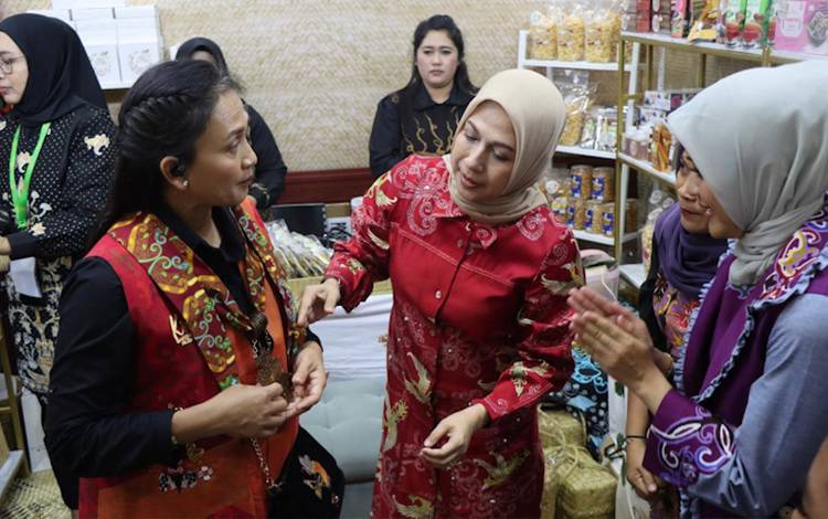 Ketua Umum Bhayangkari Gunakan Produk Unggulan Bhayangkari Cabang Kapuas