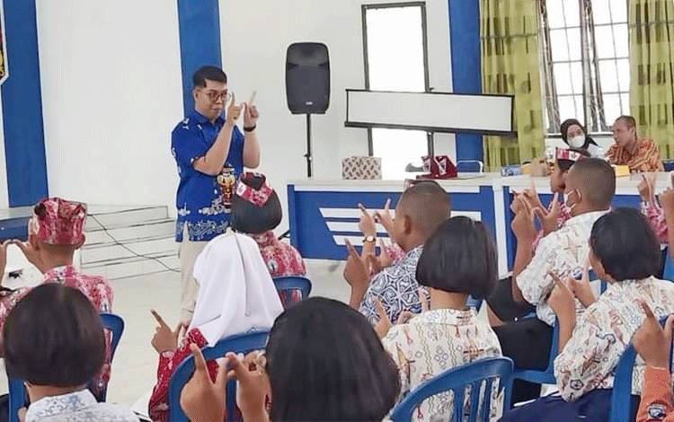 Keseruan Seminar Bahasa Isyarat di SMAN 5 Palangka Raya
