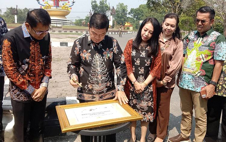 Bupati Barito Timur Resmikan Bundaran Tugu Gunung Perak