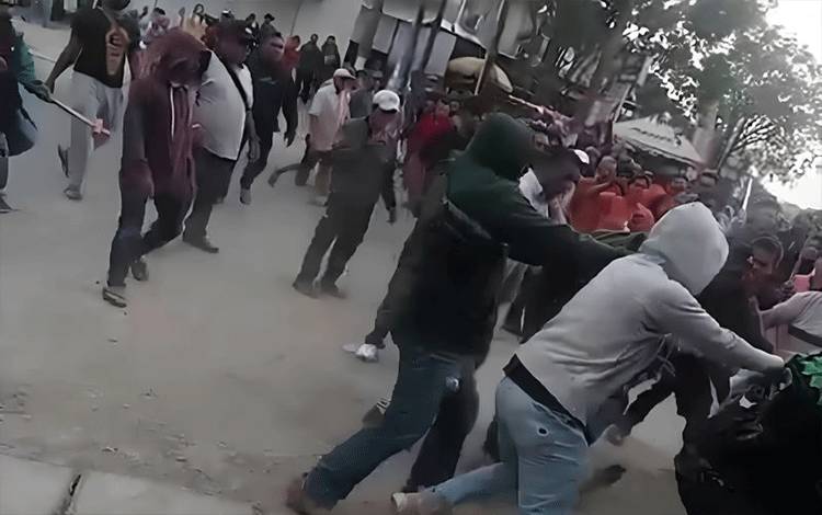Belasan kios milik pedagang di Pasar Kutabumi, Kecamatan Pasar Kemis, Kabupaten Tangerang, Banten dirusak paksa pada Minggu (24/9) siang oleh sekelompok massa diduga preman. ANTARA/Azmi