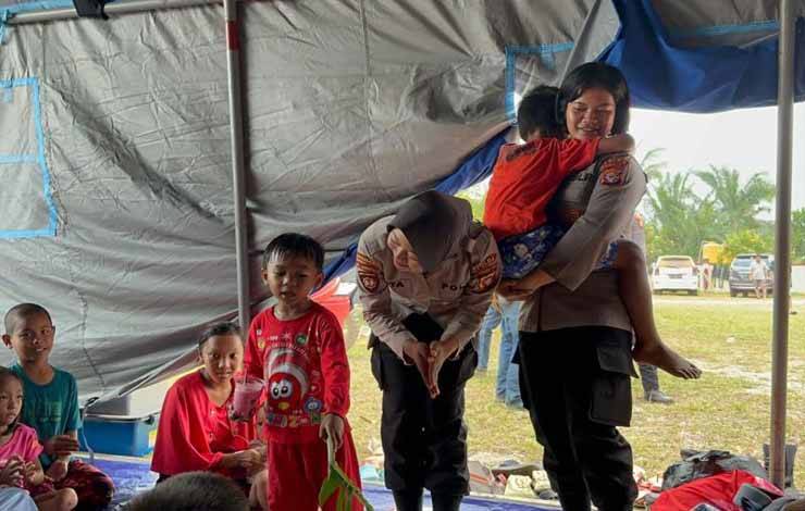 Polwan Kalteng Ajak Bermain Anak-anak Terdampak Unjuk Rasa di Seruyan
