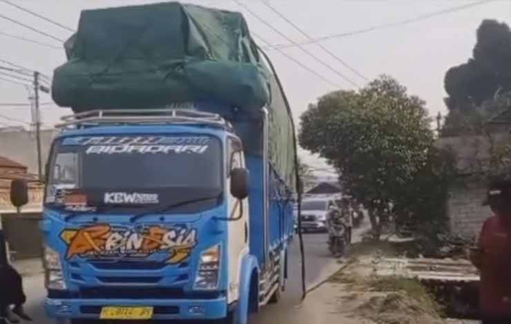 Truk Muatan Tinggi Masuk Kota Samoit Hingga Tersangkut Kabel Listrik