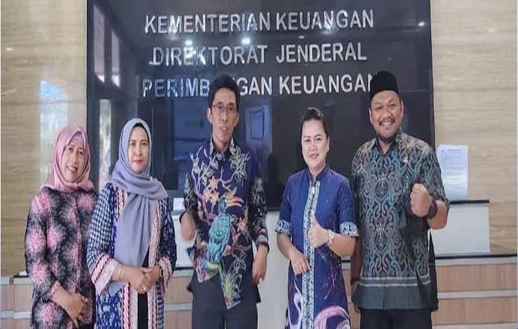 Wakil Ketua Komisi A DPRD Palangka Raya, Mukarramah (dua dari kiri) berkunjung ke Dirjen Perimbangan Keuangan RI. (FOTO: IST)