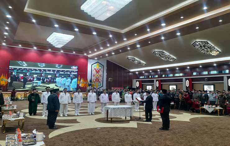 Gubernur Kalteng H. Sugianto Sabran saat melantik Pj Bupati dan Walikota yang diselenggarakan di Aula Jayang Tingang Kantor Gubernur Kalteng lantai II, Senin, 25 September 2023 (Foto:Marini)