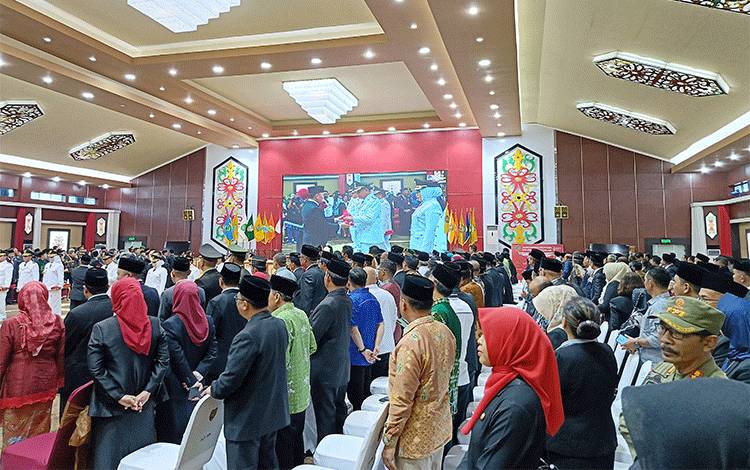 Pelantikan 10 Pj bupati/walikota di Aula Jayang Tingang Kantor Gubernur Kalimantan Tengah. Tampak pada layar Gubernur Sugianto Sabran menyerahkan SK Penunjukan Pj Bupati Barito Timur kepada Indra Gunawan. (FOTO: BOLE MALO)