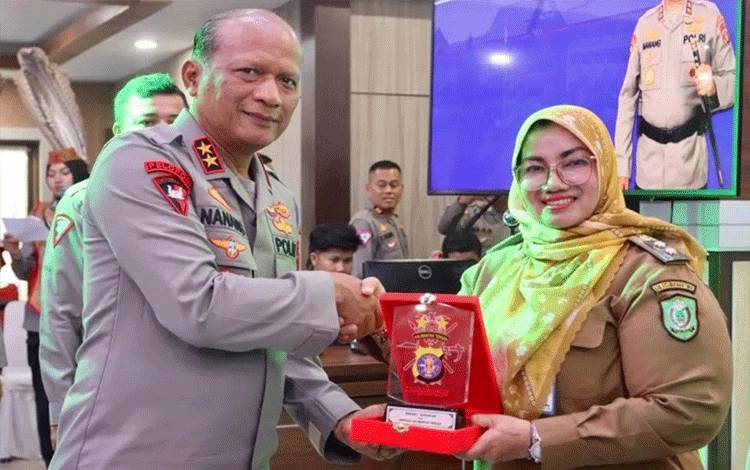 Syukuran HUT ke-68 Lalu Lintas Bhayangkara, Polda Kalteng Beri Penghargaan kepada Dua Bupati