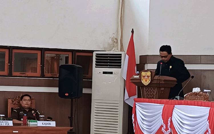 Juru bicara Banggar DPRD Gumas Arit S Bajau menyampaikan laporan banggar terhadap raperda tentang rancangan perubahan APBD tahun 2023, Senin, 25 September 2023. (FOTO: RISKA YULYANA)?