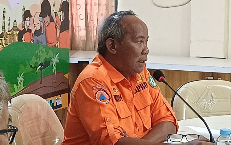 Kepala Pelaksana BPBD Kabupaten Kotawaringin Timur Multazam saat memimpin rapat evaluasi status tanggap darurat bencana karhutla, Senin, 25 September 2023. (FOTO: DEWIP)