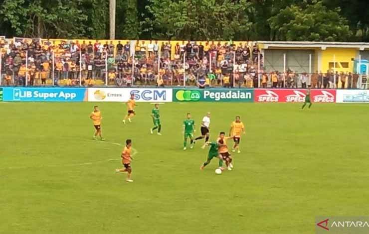 Laga antara tuan rumah PSDS Deli Serdang melawan Sriwijaya FC di Stadion Baharoeddin Siregar yang berkesudahan 2-2. (ANTARA/Juraidi)