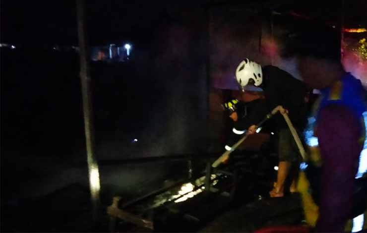 Tim gabungan saat melakukan pendinginan sebuah warung (Foto : DPKP Kota Palangka Raya)
