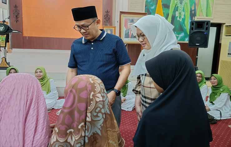 Pj Bupati Barito Timur Santuni Anak Yatim dan Makan Malam Bersama
