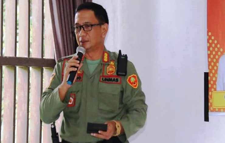 Kepala Satpoldam Kabupaten Lamandau Aprimeno saat menjadi narasumber pelatihan dan pembinaan personel Satlinmas Kecamatan Lamandau, Batang Kawa dan Delang. (FOTO : HENDI NURFALAH)