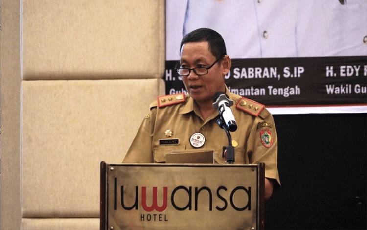 Staf Ahli (Sahli) Gubernur Kalteng Bidang Ekonomi, Keuangan, dan Pembangunan Yuas Elko saat menyampaikan sambutan. (FOTO: AGUNG)