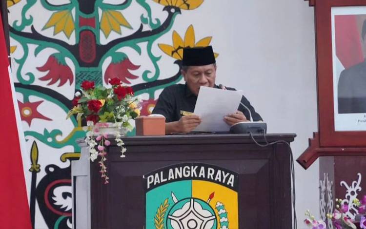 Ketua Fraksi Golkar DPRD Palangka Raya, Subandi menyampaikan pandangan umum fraksinya. (FOTO: SETWAN)
