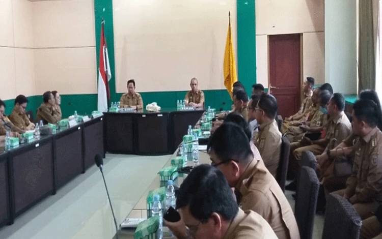 Pj Bupati Katingan Syaiful memimpin rapat bersama Sekda Katingan Pransang dan semua kepala OPD tetmasuk camat di Aula Kantor Bupati Katingan lantai dua, Selasa, 26 September 2023.