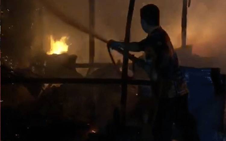 Pondok Kayu Terbakar di Tjilik Riwut Kilometer 13 Palangka Raya